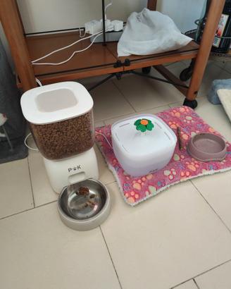 Distributore automatico cibo e acqua per animali