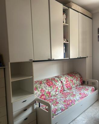 armadio a ponte con divano-letto