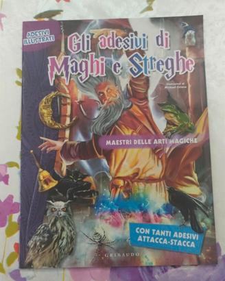 Libro Gli adesivi di Maghi e Streghe nuovo