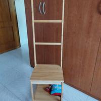 Sedia con porta asciugamani in bambù