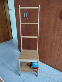 Sedia con porta asciugamani in bambù