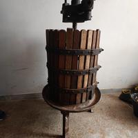 Torchio d'epoca per uva e vinaccia in legno