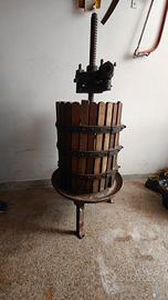Torchio d'epoca per uva e vinaccia in legno