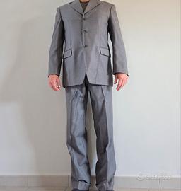 Vestito da uomo grigio completo 