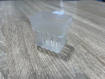 Contenitore in plastica bordo acquario