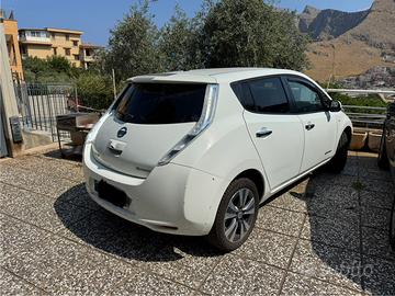 Nissan leaf elettrica