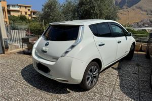 Nissan leaf elettrica