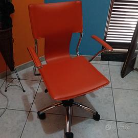 Scrivania completa di sedia girevole.