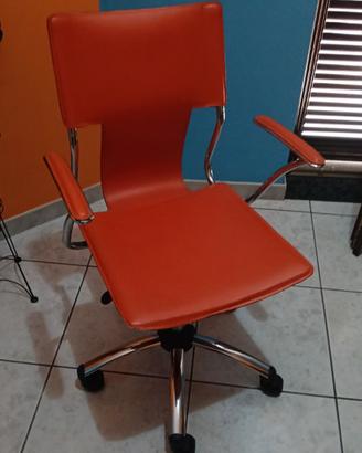 Scrivania completa di sedia girevole.