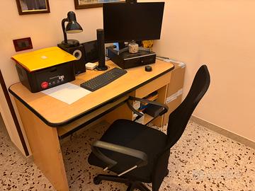 scrivania e sedia