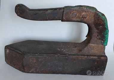 Antico ferro da stiro per ambienti storici/rustici