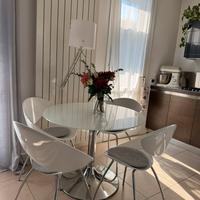 Tavolo rotondo con sedie