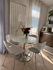 Tavolo rotondo con sedie