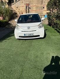 Toyota IQ colre bianco cambio automatico bellissim