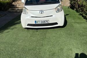 Toyota IQ colre bianco cambio automatico bellissim