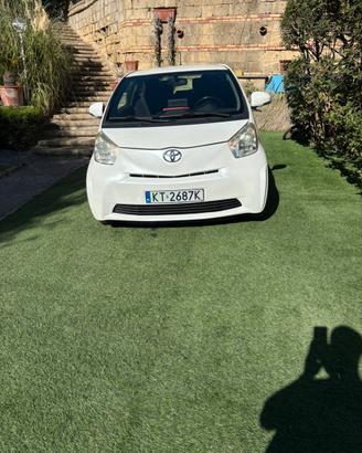 Toyota IQ colre bianco cambio automatico bellissim