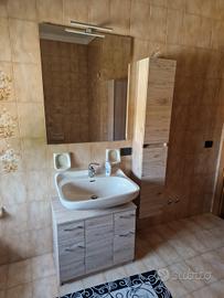 Mobili bagno e specchiera
