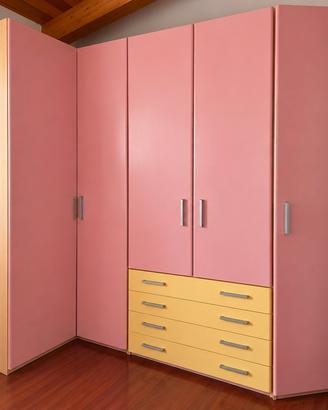 Armadio angolare rosa con cassettiera
