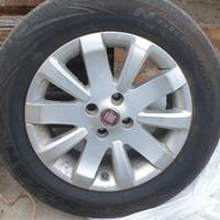 Set gomme auto complete di cerchi in lega