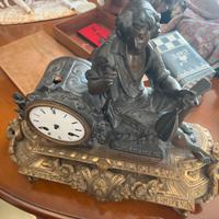 Orologio d’epoca con scultura