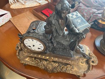 Orologio d’epoca con scultura