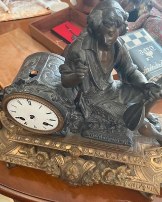 Orologio d’epoca con scultura
