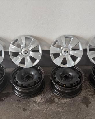 Cerchi in ferro con copricerchi originali Skoda