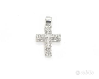 Ciondolo croce in oro bianco con diamanti