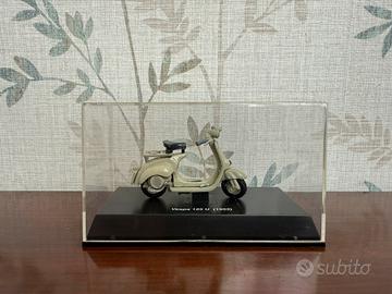 Modellino Vespa 125 U (1953) con teca – Collezione