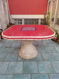 Tavolo in cemento con decoro a mosaico per esterni