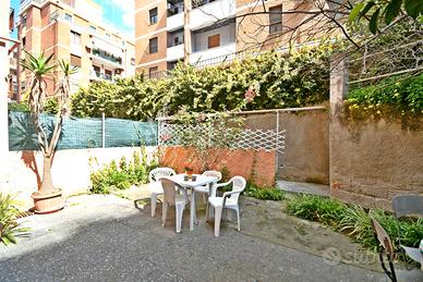 Ampio quadrivano con cortile terrazzato