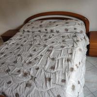 Letto matrimoniale con 2 comodini in legno 