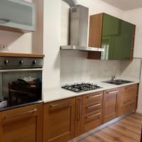 Cucina con elettrodomestici