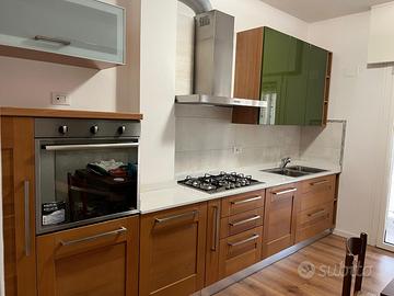 Cucina con elettrodomestici