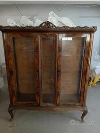 mobile in stile con ripiani in vetro + cassapanca