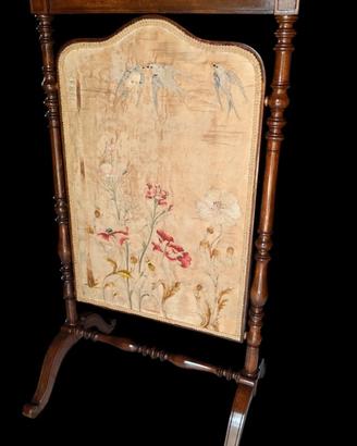 Parafiamme Liberty in Legno Intagliato. Ricamato.