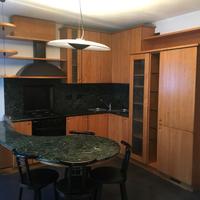 cucina in legno con penisola in marmo verde