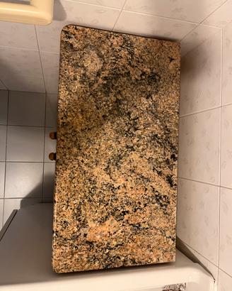 Mobiletto in legno con superficie in marmo