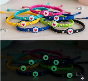 Braccialetti fatti a mano.  Si illuminano al buio!