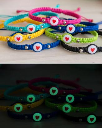 Braccialetti fatti a mano.  Si illuminano al buio!