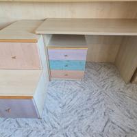 Scrivania, comodino e scala con cassettoni