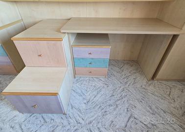 Scrivania, comodino e scala con cassettoni