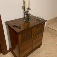 Antico mobile bar e sedia in legno