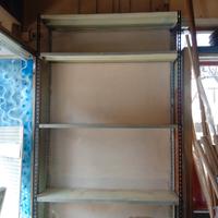 scaffale in metallo robusto 
