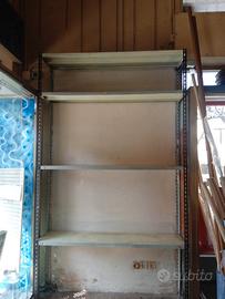 scaffale in metallo robusto 