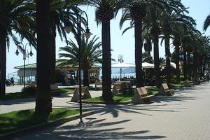 PIETRA L. SULLA PASSEGGIATA 20 mt. dal mare