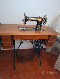 Macchina da cucire Singer con mobiletto vintage
