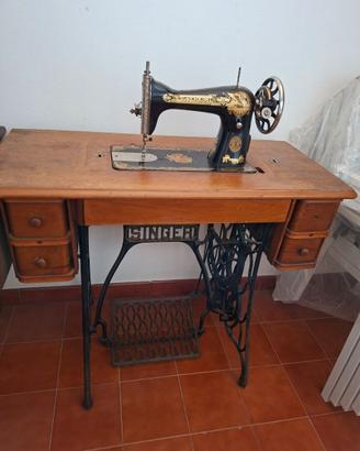 Macchina da cucire Singer con mobiletto vintage
