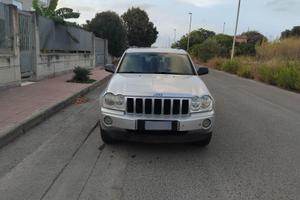 Auto fuoristrada jeep Gran cherokee