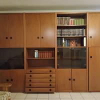 Mobile in legno con vetrina